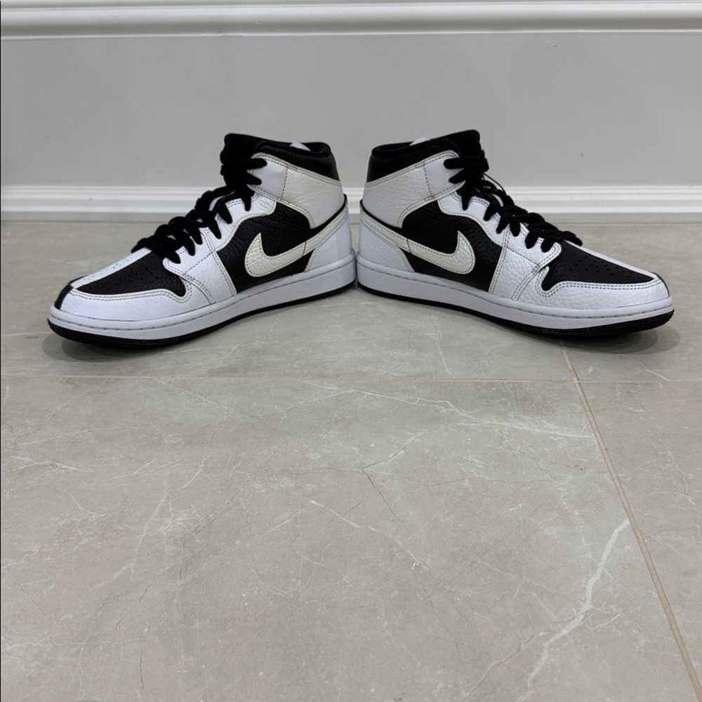 Women’s Air Jordan 1 Mid “Black/White Split - Picture 4 of 9